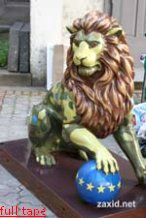 Во Львове скульптуру льва разрисовывали цветами Яценюка. Фото Во Львове скульптуру льва разрисовывали цветами Яценюка. Фото