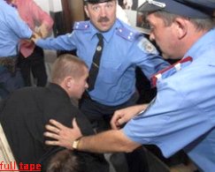 На Форуме издателей во Львове противники лесби-гей-чтения учинили грандиозную драку. ФОТОРЕПОРТАЖ На Форуме издателей во Львове противники лесби-гей-чтения учинили грандиозную драку. ФОТОРЕПОРТАЖ