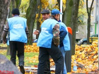 Во Львове рабочих заставляют работать в одежде с символикой''Партии регионов''? Фото Во Львове рабочих заставляют работать в одежде с символикой''Партии регионов''? Фото