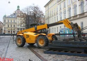 На площади Рынок начали монтировать каток На площади Рынок начали монтировать каток