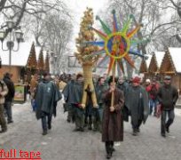 В центре города установили рождественский дидух. ФОТОРЕПОРТАЖ В центре города установили рождественский дидух. ФОТОРЕПОРТАЖ
