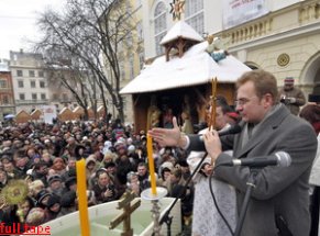 Более тысячи львовян приняла участие в Иорданское Водосвячение на площади Рынок. ФОТО Более тысячи львовян приняла участие в Иорданское Водосвячение на площади Рынок. ФОТО